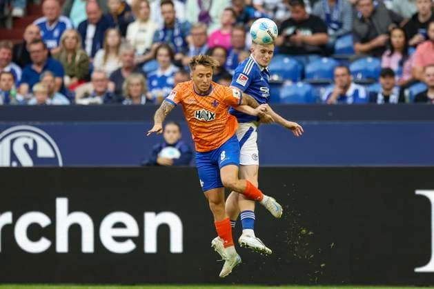 Gelsenkirchen, Deutschland, 20.09.24: Derry John Murkin (FC Schalke 04) und Luca Marseiler (SV Darmstadt 98) im Kampf um den Ball waehrend des Spiels der 2. Bundesliga zwischen FC Schalke 04 vs SV Darmstadt 98 in der Veltins Arena Gelsenkirchen Veltins Arena North Rhine-Westphalia Germany