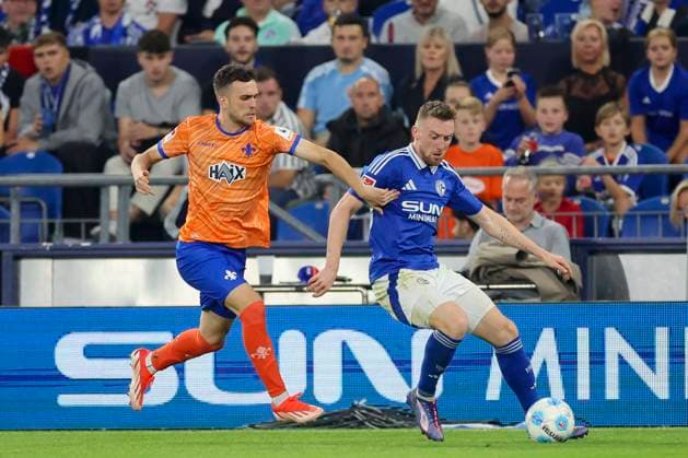 Sergio Lopez (SV Darmstadt 98) und Tobias Mohr (FC Schalke 04) kaempfen um den Ball, 2. Bundesliga, FC Schalke 04 vs SV Darmstadt 98, Veltins-Arena am 20. September 2024 in Gelsenkirchen, Deutschland. (Foto von Marco Steinbrenner DeFodi Images) Sergio Lopez (SV Darmstadt 98) und Tobias Mohr (FC Schalke 04) battle for the ball, 2. Bundesliga, FC Schalke 04 vs SV Darmstadt 98, Veltins-Arena, September 20, 2024 in Gelsenkirchen, Germany. (Photo by Marco Steinbrenner DeFodi Images) DFB DFL REGULATIONS PROHIBIT ANY USE OF PHOTOGRAPHS AS IMAGE SEQUENCES AND OR QUASI-VIDEO. Defodi-700_schalke_darm_20240920_061