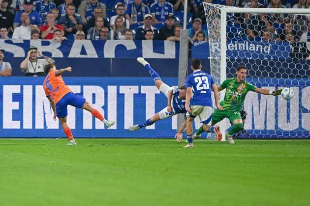 20.09.2024, Fussball, 2. Bundesliga, 29. Spieltag Saison 2024 2025, FC Schalke 04 - SV Darmstadt, Torchance: Luca Marseiler (SV Darmstadt 98) schießt aufs Tor. TomaÅ¡ Kalas (FC Schalke 04), Torwart Justin Heekeren (FC Schalke 04) Gelsenkirchen Veltins-Arena Nordrhein-Westfalen Deutschland xRHR-FOTO TKx