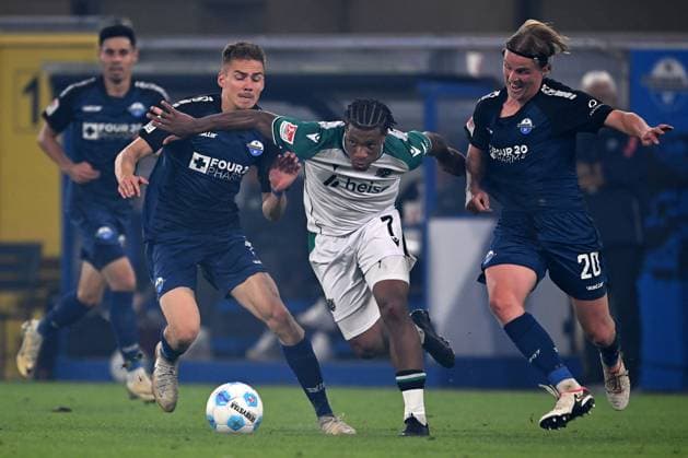 Paderborn, Home Deluxe Arena, 20.09.24, GER, Herren, 2.Bundesliga, Saison 2024-2025, SC Paderborn 07 - Hannover 96 Bild: v.li. im Zweikampf Filip BILBIJA (Paderborn), Jessic NGANKAM (Hannover) und Felix GOETZE (Paderborn) Only for editorial use! DFL regulations prohibit any use of photographs as image sequences and or quasi-video. NRW Deutschland