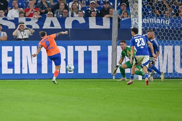20.09.2024, Fussball, 2. Bundesliga, 29. Spieltag Saison 2024 2025, FC Schalke 04 - SV Darmstadt, Torchance: Luca Marseiler (SV Darmstadt 98) schießt aufs Tor. Gelsenkirchen Veltins-Arena Nordrhein-Westfalen Deutschland xRHR-FOTO TKx
