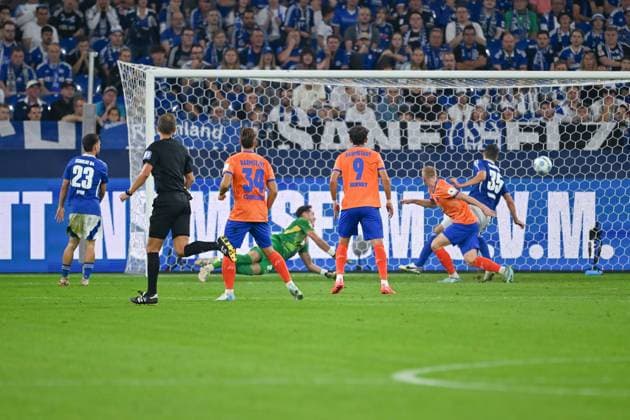 20.09.2024, Fussball, 2. Bundesliga, 29. Spieltag Saison 2024 2025, FC Schalke 04 - SV Darmstadt, Isac Lidberg (SV Darmstadt 98) erzielt das Tor zum 2:3 für Darmstadt. Gelsenkirchen Veltins-Arena Nordrhein-Westfalen Deutschland xRHR-FOTO TKx