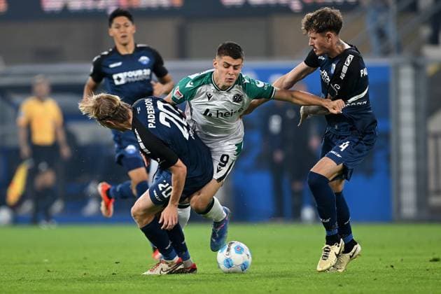 Paderborn, Home Deluxe Arena, 20.09.24, GER, Herren, 2.Bundesliga, Saison 2024-2025, SC Paderborn 07 - Hannover 96 Bild: v.li. im Zweikampf Felix GOETZE (Paderborn), Nicolo TRESOLDI (Hannover) und Calvin BRACKELMANN (Paderborn) Only for editorial use! DFL regulations prohibit any use of photographs as image sequences and or quasi-video. NRW Deutschland