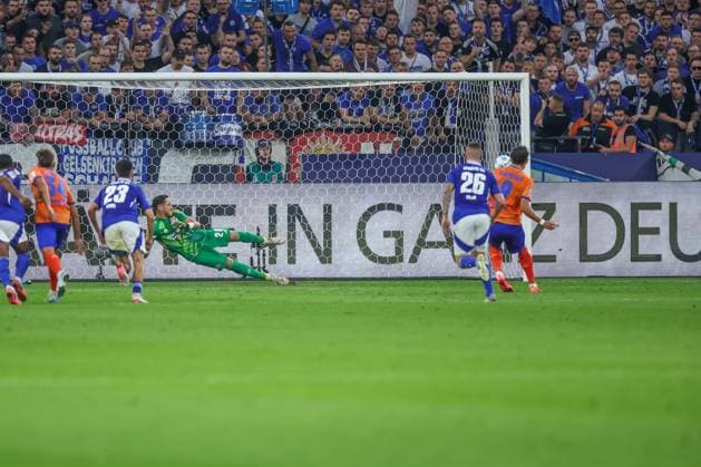 20.09.2024, Fussball, Saison 2024 2025, 2. Bundesliga, 5. Spieltag, FC Schalke 04 - SV Darmstadt 98, Fraser Hornby (SV Darmstadt 98) erzielt das Tor zum 3 zu 1 per Elfmeter. Gelsenkirchen Veltins Arena NRW Deutschland xRHR-FOTO TRx