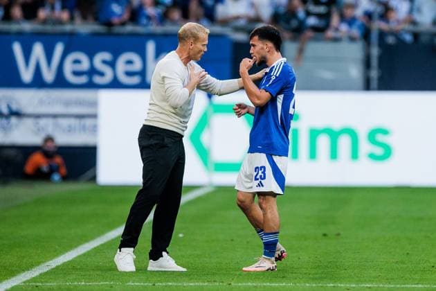 2. Fussball Bundesliga: FC Schalke 04 - SV Darmstadt 98; 20.09.2024 Karel Geraerts (Trainer Schalke 04) coacht Mehmen Can Aydin (Schalke 04, 23) 2. Fussball Bundesliga: FC Schalke 04 - SV Darmstadt 98; Gelsenkirchen, VELTINS-Arena am 20.09.2024 DFL REGULATIONS PROHIBIT ANY USE OF PHOTOGRAPHS AS IMAGE SEQUENCES AND OR QUASI-VIDEO.