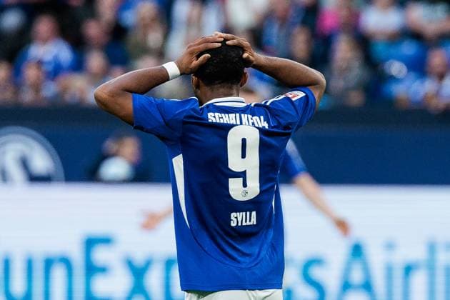 2. Fussball Bundesliga: FC Schalke 04 - SV Darmstadt 98; 20.09.2024 Moussa Sylla (FC Schalke 04, 9) schlägt die Hände über dem Kopf zusammen, frustriert 2. Fussball Bundesliga: FC Schalke 04 - SV Darmstadt 98; Gelsenkirchen, VELTINS-Arena am 20.09.2024 DFL REGULATIONS PROHIBIT ANY USE OF PHOTOGRAPHS AS IMAGE SEQUENCES AND OR QUASI-VIDEO.