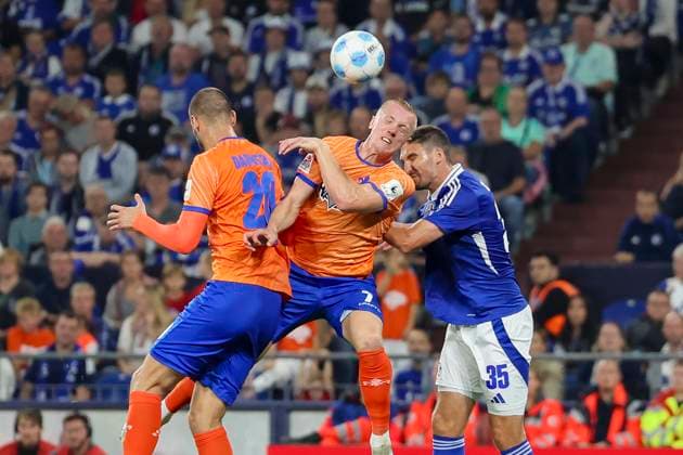 Aleksandar Vukotic (SV Darmstadt 98), Isac Lidberg (SV Darmstadt 98) und Marcin Kaminski (FC Schalke 04) kaempfen um den Ball, 2. Bundesliga, FC Schalke 04 vs SV Darmstadt 98, Veltins-Arena am 20. September 2024 in Gelsenkirchen, Deutschland. (Foto von Marco Steinbrenner DeFodi Images) Aleksandar Vukotic (SV Darmstadt 98), Isac Lidberg (SV Darmstadt 98) und Marcin Kaminski (FC Schalke 04) battle for the ball, 2. Bundesliga, FC Schalke 04 vs SV Darmstadt 98, Veltins-Arena, September 20, 2024 in Gelsenkirchen, Germany. (Photo by Marco Steinbrenner DeFodi Images) DFB DFL REGULATIONS PROHIBIT ANY USE OF PHOTOGRAPHS AS IMAGE SEQUENCES AND OR QUASI-VIDEO. Defodi-700_schalke_darm_20240920_068
