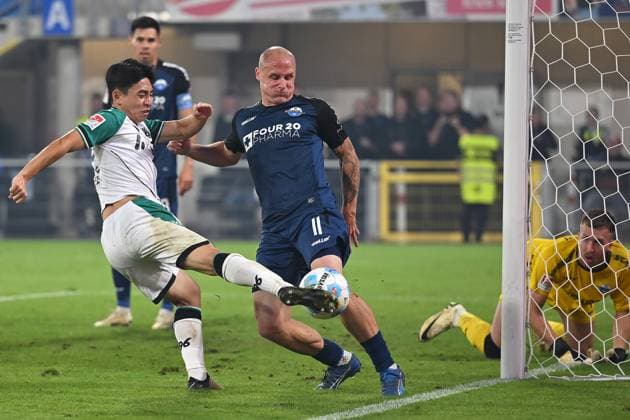 Paderborn, Home Deluxe Arena, 20.09.24, GER, Herren, 2.Bundesliga, Saison 2024-2025, SC Paderborn 07 - Hannover 96 Bild: v.li. Hyun-Ju LEE (Hannover) und Sven MICHEL (Paderborn) Only for editorial use! DFL regulations prohibit any use of photographs as image sequences and or quasi-video. NRW Deutschland