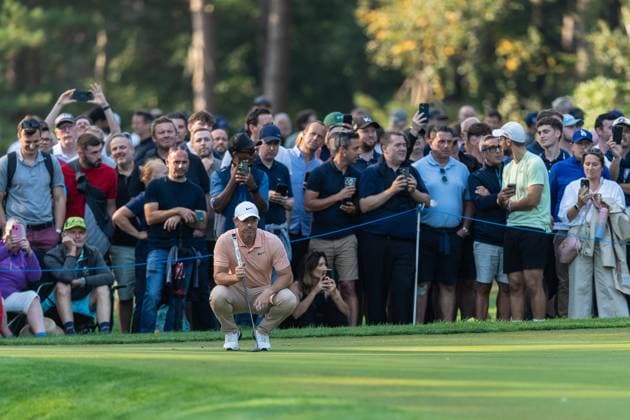 Rory McIlroy lines up his putt on the 11th green during round 2 of the BMW PGA, Golf Herren Championship at the Wentworth Golf Club, Virginia Water, England on 20 September 2024. Copyright: xGrantxWinterx 41780307