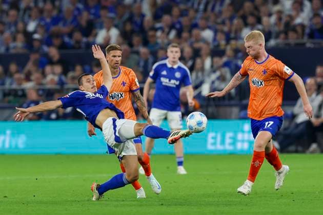 Ron Schallenberg (FC Schalke 04) und Kai Klefisch (SV Darmstadt 98) kaempfen um den Ball, 2. Bundesliga, FC Schalke 04 vs SV Darmstadt 98, Veltins-Arena am 20. September 2024 in Gelsenkirchen, Deutschland. (Foto von Marco Steinbrenner DeFodi Images) Ron Schallenberg (FC Schalke 04) und Kai Klefisch (SV Darmstadt 98) battle for the ball, 2. Bundesliga, FC Schalke 04 vs SV Darmstadt 98, Veltins-Arena, September 20, 2024 in Gelsenkirchen, Germany. (Photo by Marco Steinbrenner DeFodi Images) DFB DFL REGULATIONS PROHIBIT ANY USE OF PHOTOGRAPHS AS IMAGE SEQUENCES AND OR QUASI-VIDEO. Defodi-700_schalke_darm_20240920_071