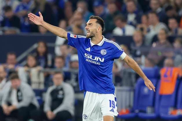 Kenan Karaman (FC Schalke 04) gestikuliert, 2. Bundesliga, FC Schalke 04 vs SV Darmstadt 98, Veltins-Arena am 20. September 2024 in Gelsenkirchen, Deutschland. (Foto von Marco Steinbrenner DeFodi Images) Kenan Karaman (FC Schalke 04) gestures, 2. Bundesliga, FC Schalke 04 vs SV Darmstadt 98, Veltins-Arena, September 20, 2024 in Gelsenkirchen, Germany. (Photo by Marco Steinbrenner DeFodi Images) DFB DFL REGULATIONS PROHIBIT ANY USE OF PHOTOGRAPHS AS IMAGE SEQUENCES AND OR QUASI-VIDEO. Defodi-700_schalke_darm_20240920_072