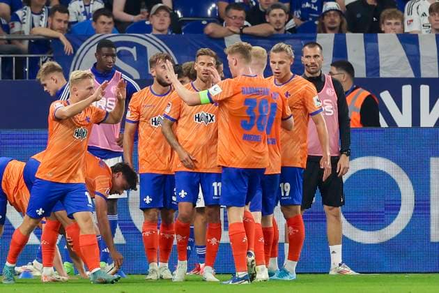 Tobias Kempe (SV Darmstadt 98) bejubelt seinen Treffer mit den Teamkollegen, 2. Bundesliga, FC Schalke 04 vs SV Darmstadt 98, Veltins-Arena am 20. September 2024 in Gelsenkirchen, Deutschland. (Foto von Marco Steinbrenner DeFodi Images) Tobias Kempe (SV Darmstadt 98) celebrates his goal with teammates, 2. Bundesliga, FC Schalke 04 vs SV Darmstadt 98, Veltins-Arena, September 20, 2024 in Gelsenkirchen, Germany. (Photo by Marco Steinbrenner DeFodi Images) DFB DFL REGULATIONS PROHIBIT ANY USE OF PHOTOGRAPHS AS IMAGE SEQUENCES AND OR QUASI-VIDEO. Defodi-700_schalke_darm_20240920_074