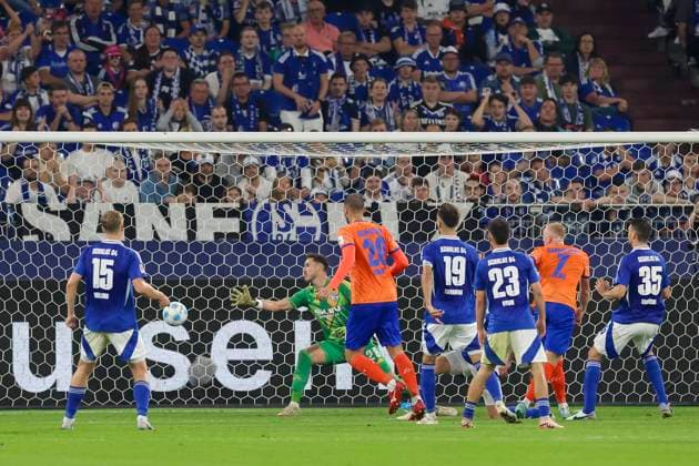 Isac Lidberg (SV Darmstadt 98) erzielt mit diesem Schuss das vierte Tor zum 3:4, 2. Bundesliga, FC Schalke 04 vs SV Darmstadt 98, Veltins-Arena am 20. September 2024 in Gelsenkirchen, Deutschland. (Foto von Marco Steinbrenner DeFodi Images) Isac Lidberg (SV Darmstadt 98) scores the fourth goal with this shot to make it 3-4, 2. Bundesliga, FC Schalke 04 vs SV Darmstadt 98, Veltins-Arena, September 20, 2024 in Gelsenkirchen, Germany. (Photo by Marco Steinbrenner DeFodi Images) DFB DFL REGULATIONS PROHIBIT ANY USE OF PHOTOGRAPHS AS IMAGE SEQUENCES AND OR QUASI-VIDEO. Defodi-700_schalke_darm_20240920_078
