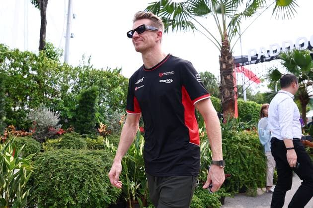 F1 Grand Prix Of Singapore - Practice Nico Hulkenberg of Germany and MoneyGram Haas F1 Team arrives in the paddock during practice ahead of the F1 Grand Prix of Singapore at Marina Bay Street Circuit in Singapore, Singapore, on September 20, 2024. Singapore Singapore  Copyright: xMorganxHancockx originalFilename:hancock-f1grandp240920_npAaX.jpg