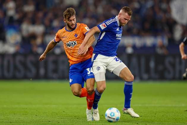 Gelsenkirchen, Deutschland, 20.09.24: Kilian Julian Corredor (SV Darmstadt 98) und Tomas Kalas (FC Schalke 04) im Kampf um den Ball waehrend des Spiels der 2. Bundesliga zwischen FC Schalke 04 vs SV Darmstadt 98 in der Veltins Arena Gelsenkirchen Veltins Arena North Rhine-Westphalia Germany