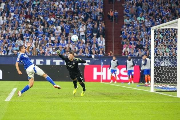 Gelsenkirchen, Deutschland, 20.09.24: Ron Schallenberg (FC Schalke 04) erzielt das Tor zum 3:0 waehrend des Spiels der 2. Bundesliga zwischen FC Schalke 04 vs SV Darmstadt 98 in der Veltins Arena Gelsenkirchen Veltins Arena North Rhine-Westphalia Germany