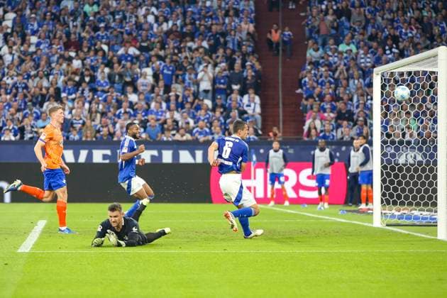 Gelsenkirchen, Deutschland, 20.09.24: Ron Schallenberg (FC Schalke 04) erzielt das Tor zum 3:0 waehrend des Spiels der 2. Bundesliga zwischen FC Schalke 04 vs SV Darmstadt 98 in der Veltins Arena Gelsenkirchen Veltins Arena North Rhine-Westphalia Germany