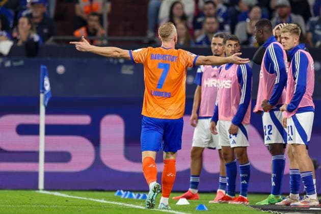 Gelsenkirchen, Deutschland, 20.09.24: Isac Alexi Sivert Lidberg (SV Darmstadt 98) Torjubel, jubelt nach seinem Treffer zum 3:3 waehrend des Spiels der 2. Bundesliga zwischen FC Schalke 04 vs SV Darmstadt 98 in der Veltins Arena Gelsenkirchen Veltins Arena North Rhine-Westphalia Germany