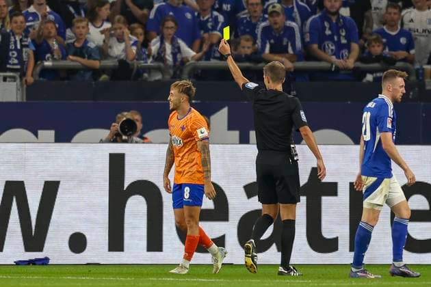 Gelsenkirchen, Deutschland, 20.09.24: Luca Marseiler (SV Darmstadt 98) erhaelt die gelbe Karte waehrend des Spiels der 2. Bundesliga zwischen FC Schalke 04 vs SV Darmstadt 98 in der Veltins Arena Gelsenkirchen Veltins Arena North Rhine-Westphalia Germany