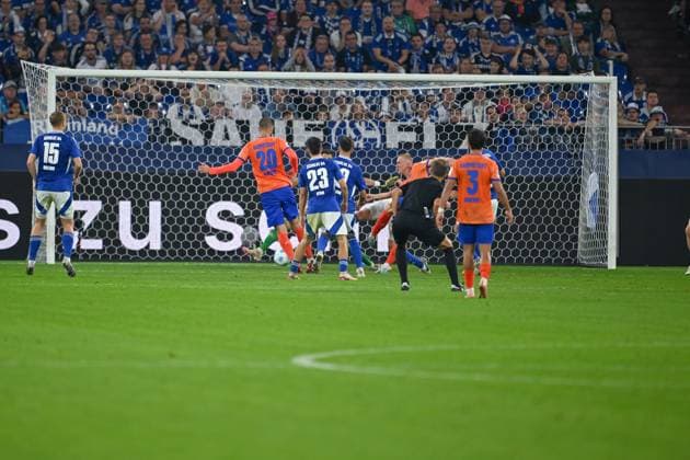 20.09.2024, Fussball, 2. Bundesliga, 29. Spieltag Saison 2024 2025, FC Schalke 04 - SV Darmstadt, Aleksandar Vukotic (SV Darmstadt 98) erzielt das Tor zum 4:3 für Darmstadt. Gelsenkirchen Veltins-Arena Nordrhein-Westfalen Deutschland xRHR-FOTO TKx