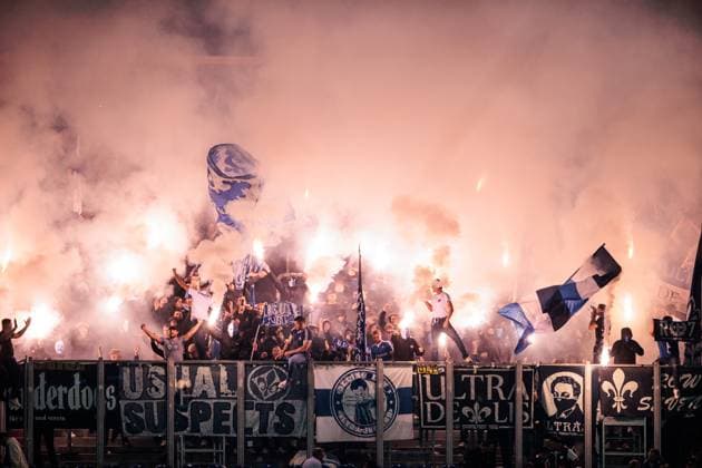 2. Fussball Bundesliga: FC Schalke 04 - SV Darmstadt 98; 20.09.2024 In der Kurve der Fans des SV Darmstadt 98 brennen nach dem Sieg Bengalos 2. Fussball Bundesliga: FC Schalke 04 - SV Darmstadt 98; Gelsenkirchen, VELTINS-Arena am 20.09.2024 DFL REGULATIONS PROHIBIT ANY USE OF PHOTOGRAPHS AS IMAGE SEQUENCES AND OR QUASI-VIDEO.