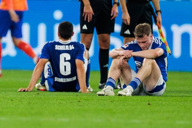 2. Fussball Bundesliga: FC Schalke 04 - SV Darmstadt 98; 20.09.2024 Frust bei den Spielern von FC Schalke 04 nach der 3:5 Niederlage 2. Fussball Bundesliga: FC Schalke 04 - SV Darmstadt 98; Gelsenkirchen, VELTINS-Arena am 20.09.2024 DFL REGULATIONS PROHIBIT ANY USE OF PHOTOGRAPHS AS IMAGE SEQUENCES AND OR QUASI-VIDEO.