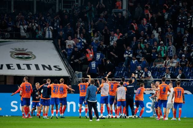 2. Fussball Bundesliga: FC Schalke 04 - SV Darmstadt 98; 20.09.2024 Die Spieler des SV Darmstadt 98 feiern den Sieg in der Kurve 2. Fussball Bundesliga: FC Schalke 04 - SV Darmstadt 98; Gelsenkirchen, VELTINS-Arena am 20.09.2024 DFL REGULATIONS PROHIBIT ANY USE OF PHOTOGRAPHS AS IMAGE SEQUENCES AND OR QUASI-VIDEO.