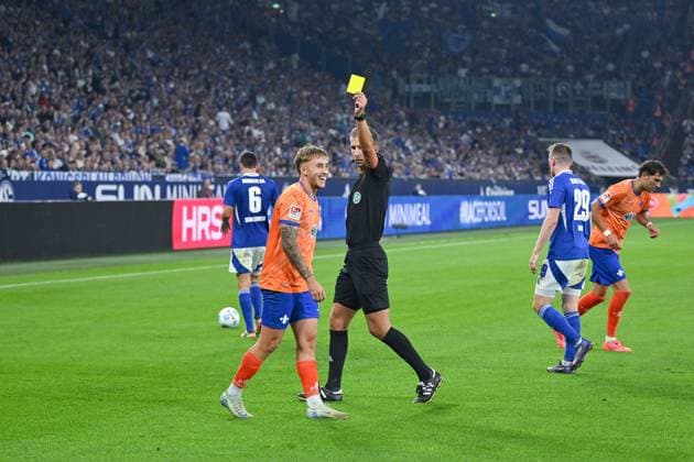 20.09.2024, Fussball, 2. Bundesliga, 29. Spieltag Saison 2024 2025, FC Schalke 04 - SV Darmstadt, Gelbe Karte für Luca Marseiler (SV Darmstadt 98) Gelsenkirchen Veltins-Arena Nordrhein-Westfalen Deutschland xRHR-FOTO TKx