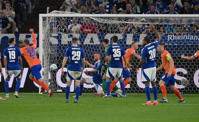 Isac Lidberg (SV Darmstadt 98), hinten 3. v.re., erzielt das Tor zum 3:4 20.09.2024, Fussball 2. Bundesliga, 6. Spieltag, Saison 2024 2025 FC Schalke 04 - SV Darmstadt 98 3:5 Gelsenkirchen Veltins Arena Nordrhein Westfalen Deutschland