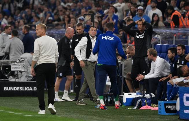 Karel Geraerts (Cheftrainer FC Schalke 04), li., und Marc Wilmots (Sportdirektor Schalke 04), mi., nach dem 3:5 20.09.2024, Fussball 2. Bundesliga, 6. Spieltag, Saison 2024 2025 FC Schalke 04 - SV Darmstadt 98 3:5 Gelsenkirchen Veltins Arena Nordrhein Westfalen Deutschland