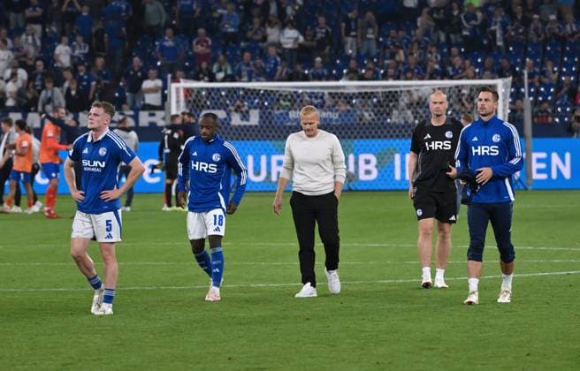 v.li., Derry Murkin (FC Schalke 04), Christopher Antwi-Adjei (Schalke 04), Karel Geraerts (Cheftrainer FC Schalke 04) Tim Smolders (Co Trainer Schalke 04) Torwart Michael Langer (FC Schalke 04) nach der Niederlage 20.09.2024, Fussball 2. Bundesliga, 6. Spieltag, Saison 2024 2025 FC Schalke 04 - SV Darmstadt 98 3:5 Gelsenkirchen Veltins Arena Nordrhein Westfalen Deutschland