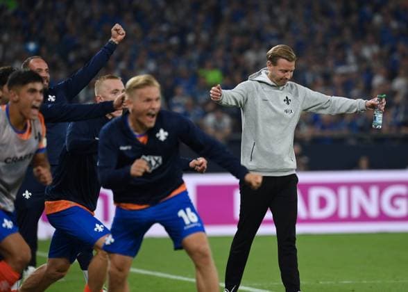 Jubel Trainer Florian Kohfeldt (SV Darmstadt 98), re., nach dem 3:5 20.09.2024, Fussball 2. Bundesliga, 6. Spieltag, Saison 2024 2025 FC Schalke 04 - SV Darmstadt 98 3:5 Gelsenkirchen Veltins Arena Nordrhein Westfalen Deutschland