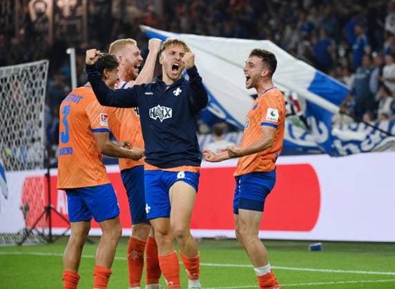 Jubel Darmstadt nach dem 3:5 20.09.2024, Fussball 2. Bundesliga, 6. Spieltag, Saison 2024 2025 FC Schalke 04 - SV Darmstadt 98 3:5 Gelsenkirchen Veltins Arena Nordrhein Westfalen Deutschland