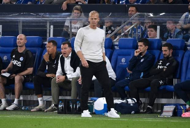 Karel Geraerts (Cheftrainer FC Schalke 04), links daneben Marc Wilmots (Sportdirektor Schalke 04) 20.09.2024, Fussball 2. Bundesliga, 6. Spieltag, Saison 2024 2025 FC Schalke 04 - SV Darmstadt 98 3:5 Gelsenkirchen Veltins Arena Nordrhein Westfalen Deutschland