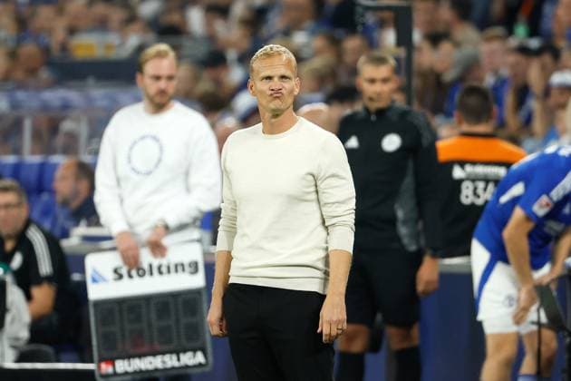 Gelsenkirchen, 20.09.24, Trainer Karel Geraerts (FC Schalke 04) waehrend des 2. Bundesliga Spiels zwischen FC Schalke 04 und SV Darmstadt 98, DFB DFL REGULATIONS PROHIBIT ANY USE OF PHOTOGRAPHS AS IMAGE SEQUENCES AND OR QUASI-VIDEO.