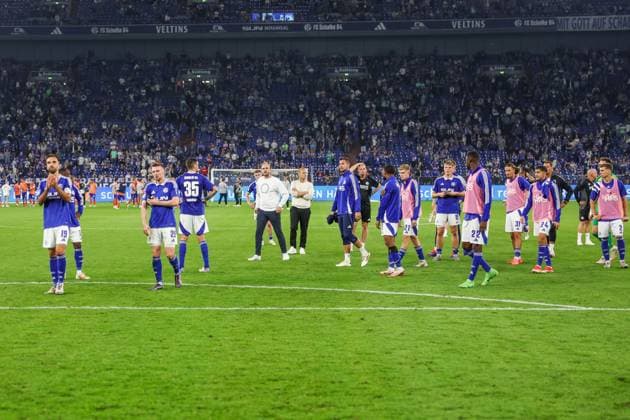20.09.2024, Fussball, Saison 2024 2025, 2. Bundesliga, 5. Spieltag, FC Schalke 04 - SV Darmstadt 98, Mannschaft des FC Schalke 04 steht enttäuscht vor den Fans. Gelsenkirchen Veltins Arena NRW Deutschland xRHR-FOTO TRx