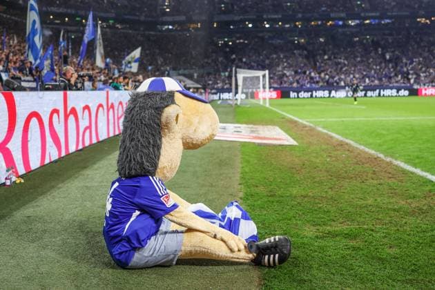 20.09.2024, Fussball, Saison 2024 2025, 2. Bundesliga, 5. Spieltag, FC Schalke 04 - SV Darmstadt 98, Maskottchen Erwin sitzt enttäuscht auf dem Boden. Gelsenkirchen Veltins Arena NRW Deutschland xRHR-FOTO TRx