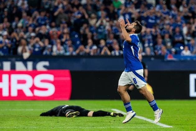 2. Fussball Bundesliga: FC Schalke 04 - SV Darmstadt 98; 20.09.2024 Amin Younes (FC Schalke 04, 8) frustriert, schlägt die Hände über dem Kopf zusammen 2. Fussball Bundesliga: FC Schalke 04 - SV Darmstadt 98; Gelsenkirchen, VELTINS-Arena am 20.09.2024 DFL REGULATIONS PROHIBIT ANY USE OF PHOTOGRAPHS AS IMAGE SEQUENCES AND OR QUASI-VIDEO.