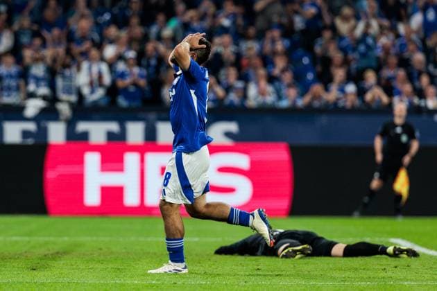2. Fussball Bundesliga: FC Schalke 04 - SV Darmstadt 98; 20.09.2024 Amin Younes (FC Schalke 04, 8) frustriert, schlägt die Hände über dem Kopf zusammen 2. Fussball Bundesliga: FC Schalke 04 - SV Darmstadt 98; Gelsenkirchen, VELTINS-Arena am 20.09.2024 DFL REGULATIONS PROHIBIT ANY USE OF PHOTOGRAPHS AS IMAGE SEQUENCES AND OR QUASI-VIDEO.