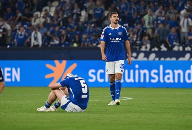 Marcin Kaminski (Schalke 04), Derry Murkin (FC Schalke 04), v.re., nach der Niederlage 20.09.2024, Fussball 2. Bundesliga, 6. Spieltag, Saison 2024 2025 FC Schalke 04 - SV Darmstadt 98 3:5 Gelsenkirchen Veltins Arena Nordrhein Westfalen Deutschland