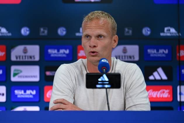 20.09.2024, Fussball, 2. Bundesliga, 29. Spieltag Saison 2024 2025, FC Schalke 04 - SV Darmstadt, Trainer Karel Geraerts (FC Schalke 04), Gelsenkirchen Veltins-Arena Nordrhein-Westfalen Deutschland xRHR-FOTO TKx