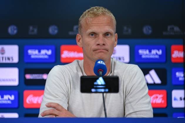 Sport Bilder des Tages 20.09.2024, Fussball, 2. Bundesliga, 29. Spieltag Saison 2024 2025, FC Schalke 04 - SV Darmstadt, Trainer Karel Geraerts (FC Schalke 04), Gelsenkirchen Veltins-Arena Nordrhein-Westfalen Deutschland xRHR-FOTO TKx