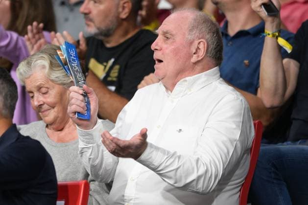 Sport Themen der Woche KW38 Sport Bilder des Tages Basketball, BBL, 20240920, FC Bayern München - Niners Chemnitz. Im Bild Ehrenpräsident FC Bayern München e.V. Uli HOENEß applaudiert Klatschpappe. München BMW Park Bayern Deutschland *** Basketball, BBL, 20240920, FC Bayern München Niners Chemnitz In the picture Honorary President FC Bayern München e V Uli HOENEß applauds clapboard Munich BMW Park Bayern Germany Copyright: Passion2Press MarkusxFischerx