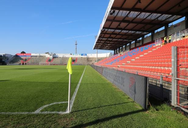 Unterhaching, Deutschland 20. September 2024: Fussball, Herren, 3.Liga, Saison 2024 2025, SpVgg Unterhaching - FC Erzgebirge Aue, Uhlsportpark Hier ein leerer Uhlsportpark, Sportpark in Unterhaching, Gegengerade, Eckfahne, Stadion, Tribüne DFB regulations prohibit any use of photographs as image sequences and or quasi-video