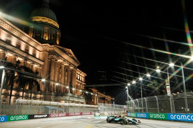 Formula 1, Singapore Grand Prix 2024, Friday Practice 2 in Singapore - 20 Sept 2024 Lewis Hamilton of Great Britain drives the (44) Mercedes AMG Petronas F1 Team W13 during the practice ahead of the F1 Grand Prix of Singapore at Marina Bay Street Circuit. Singapore Singapore Copyright: xGeorgexHitchensx xSOPAxImagesx ghsingaporegp24_fp2_5