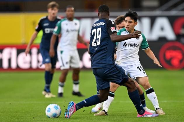 Paderborn, Home Deluxe Arena, 20.09.24, GER, Herren, 2.Bundesliga, Saison 2024-2025, SC Paderborn 07 - Hannover 96 Bild: v.li. im Zweikampf Ilyas ANSAH (Paderborn) und Hyun-Ju LEE (Hannover) Only for editorial use! DFL regulations prohibit any use of photographs as image sequences and or quasi-video. NRW Deutschland