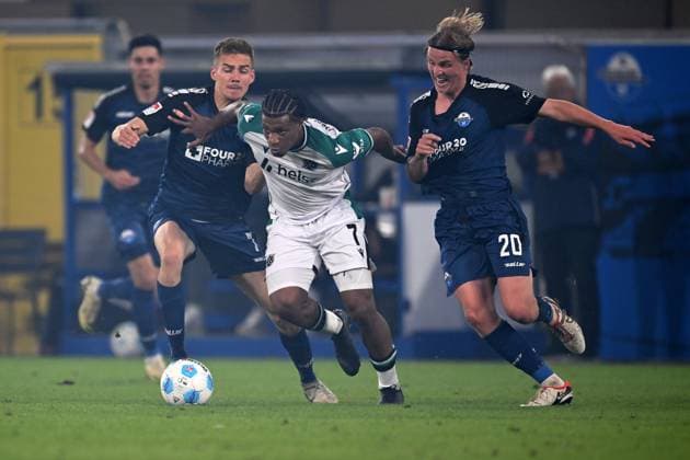 Paderborn, Home Deluxe Arena, 20.09.24, GER, Herren, 2.Bundesliga, Saison 2024-2025, SC Paderborn 07 - Hannover 96 Bild: v.li. im Zweikampf Filip BILBIJA (Paderborn), Jessic NGANKAM (Hannover) und Felix GOETZE (Paderborn) Only for editorial use! DFL regulations prohibit any use of photographs as image sequences and or quasi-video. NRW Deutschland