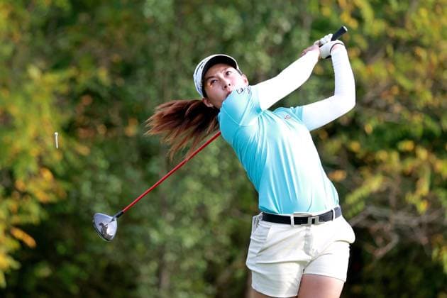 CINCINNATI, OH - SEPTEMBER 20: LPGA, Golf Damen golfer Jeeno Thitikul plays her tee shot on the 8th hole during the second round of the Kroger Queen City Championship presented by P&G on September 20, 2024, at TPC River™s Bend in Cincinnati, Ohio. (Photo by Brian Spurlock Icon Sportswire) GOLF: SEP 20 LPGA Kroger Queen City Championship pres by P&G EDITORIAL USE ONLY Icon24092057