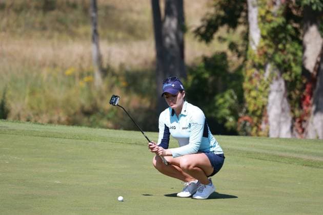CINCINNATI, OH - SEPTEMBER 20: LPGA, Golf Damen golfer Gaby Lopez putts on the 18th hole during the making a second round of the Kroger Queen City Championship presented by P&G on September 20, 2024, at TPC River™s Bend in Cincinnati, Ohio. (Photo by Brian Spurlock Icon Sportswire) GOLF: SEP 20 LPGA Kroger Queen City Championship pres by P&G EDITORIAL USE ONLY Icon24092081