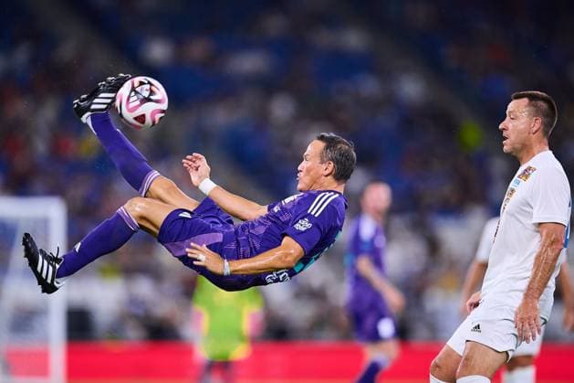 RECORD DATE NOT STATED Leyendas Internacionales vs Leyendas de Mexico Luis Hernandez (L) of Mexico Legends fights for the ball with John Terry (R) of FIFA Legends during match Legends between International FIFA Legends and Mexico Legends 2024, at BBVA Bancomer Stadium on September 20, 2024 in Monterrey, Nuevo Leon, Mexico. MONTERREY NUEVO LEON MEXICO  Copyright: xJONATHANxDUENASx 20240920222253_LEGENDS_FIFA_MEX_HERNANDEZ44